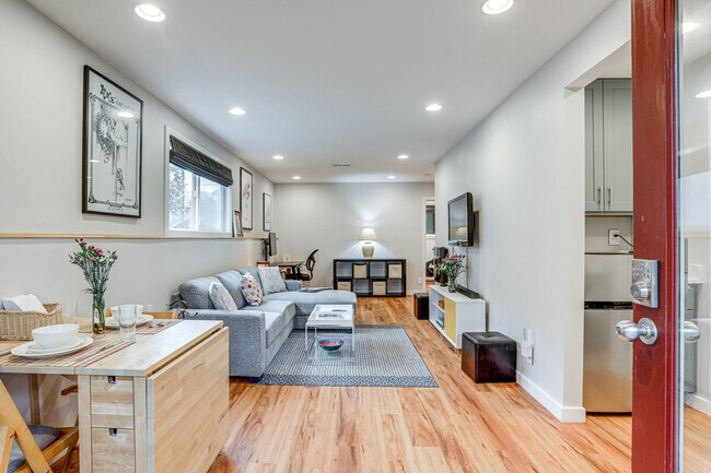 Foto del edificio - 10052 Interlake Ave N