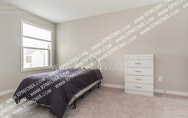 Building Photo - 3 Bedroom, 2.5 Bath Townhome in West Des M...