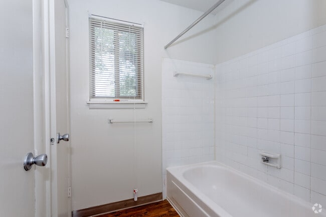 1BR, 1BA - 790 SF - The Village Apartments