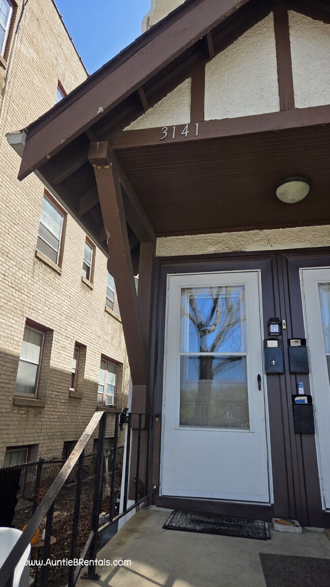 Building Photo - 2 Bed - 1 Bath Upper level unit in a triplex - Updated Unit