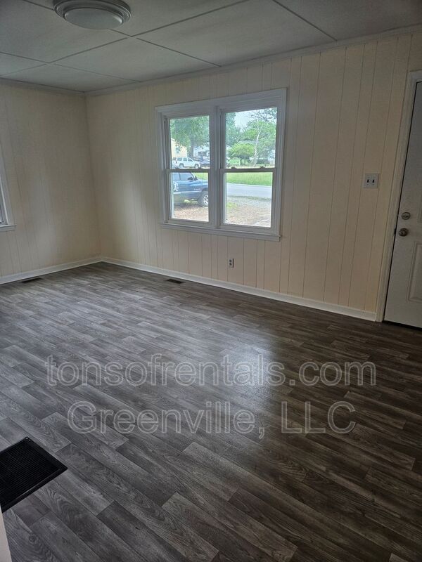 Building Photo - 733 Fairfax St