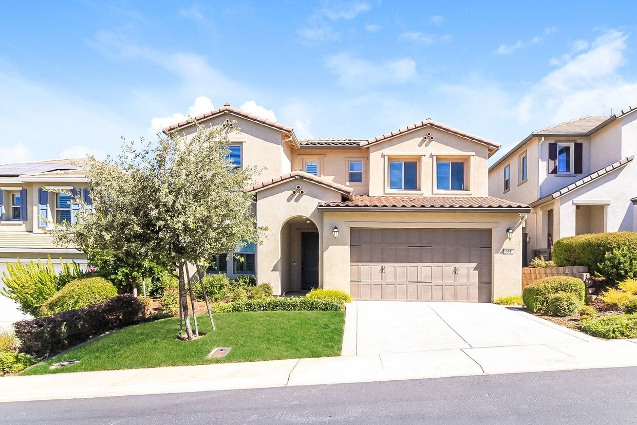 Primary Photo - Luxury 5 Bedroom Home in Serrano – Spaciou...