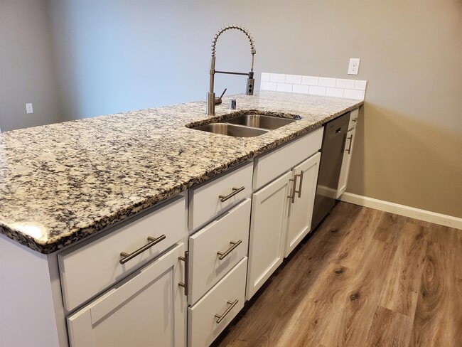 Foto del edificio - 6909 Delaney Ln NE