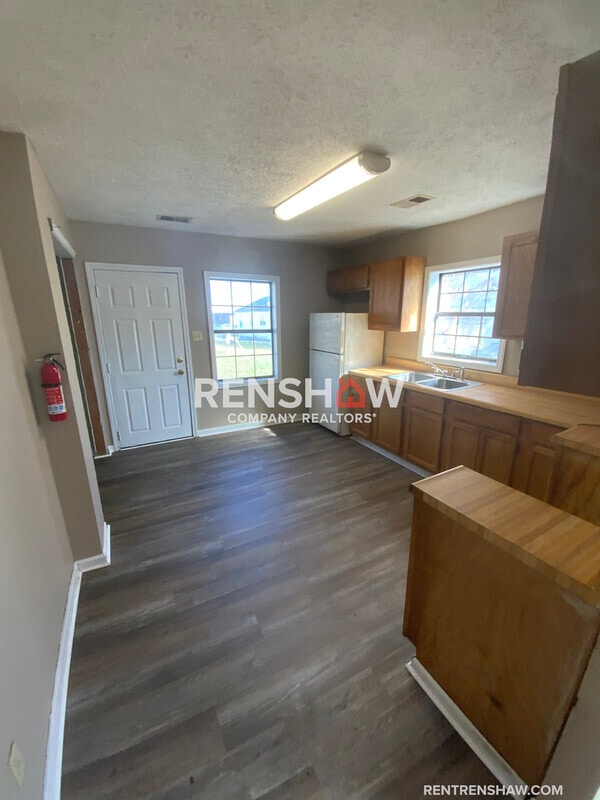 Building Photo - 212 Parks Dr