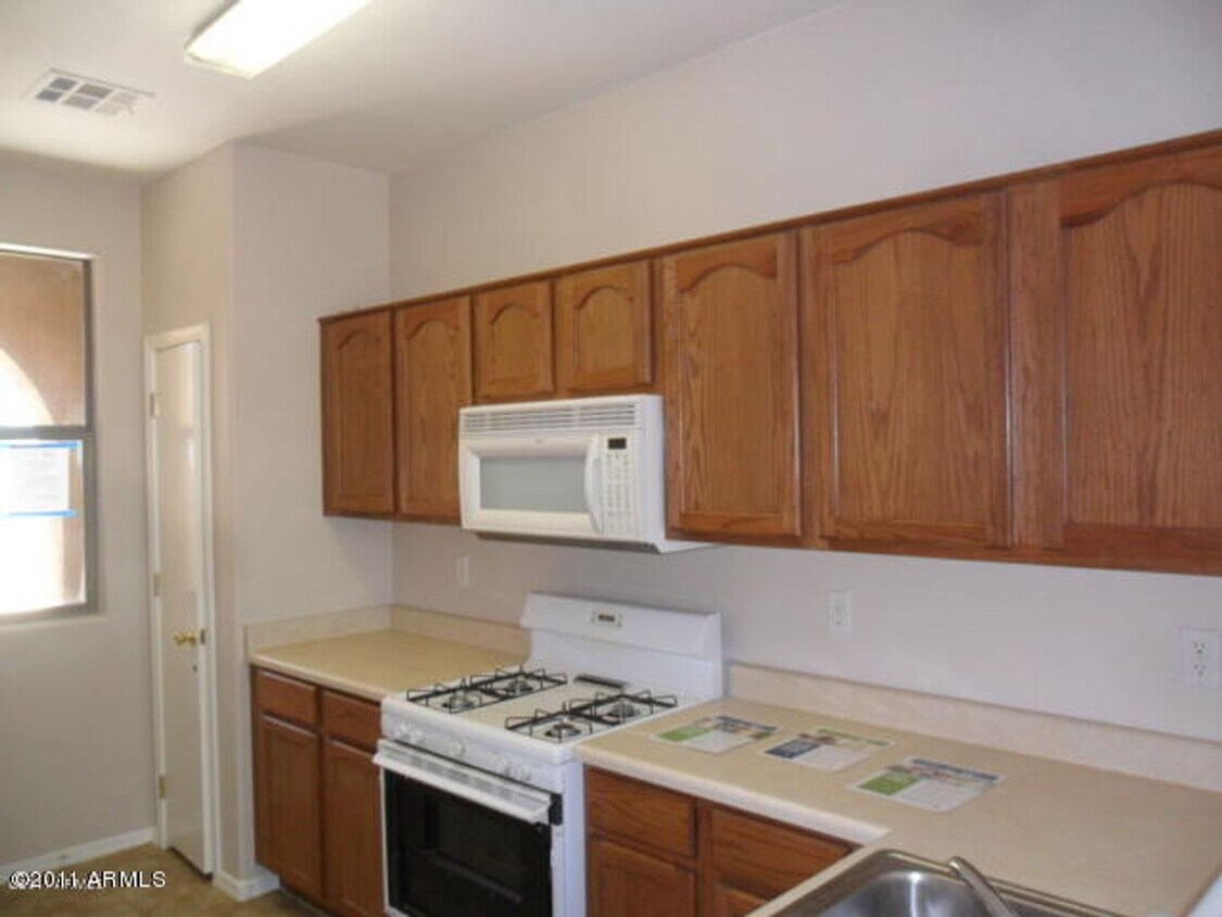 Foto del edificio - SINGLE FAMILY 4 BEDROOM 2 BATH SINGLE LEVE...
