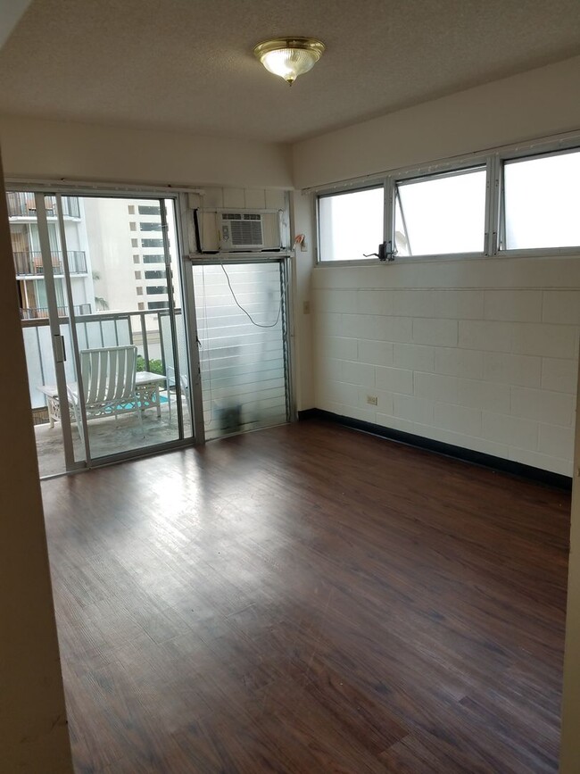 Building Photo - Studio in Waikiki 2 Blocks from the Beach