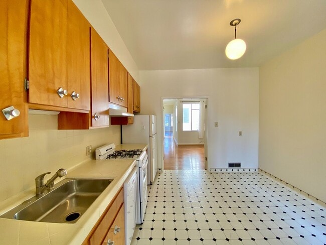 Building Photo - Stellar 1 Bed /1 Bath With Office & 1 Park Spot Available Cow Hollow Location