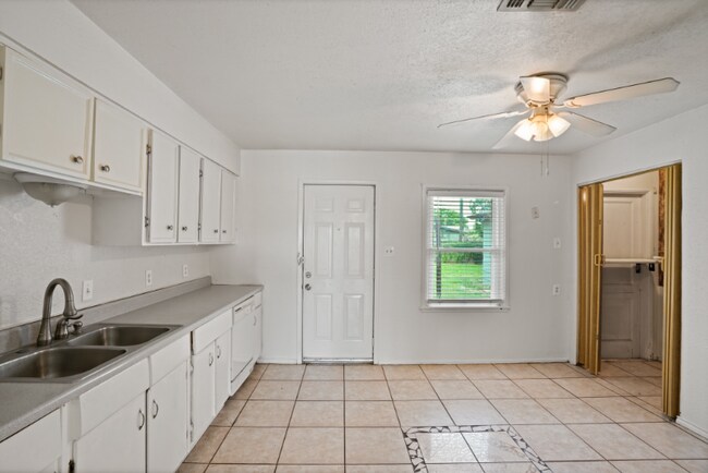 Building Photo - 4313 Sherwood Dr