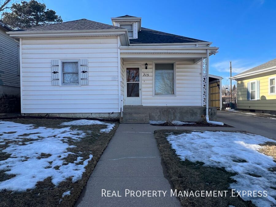 Primary Photo - 3 Bed 1.5 Bath Near Downtown Sioux Falls!