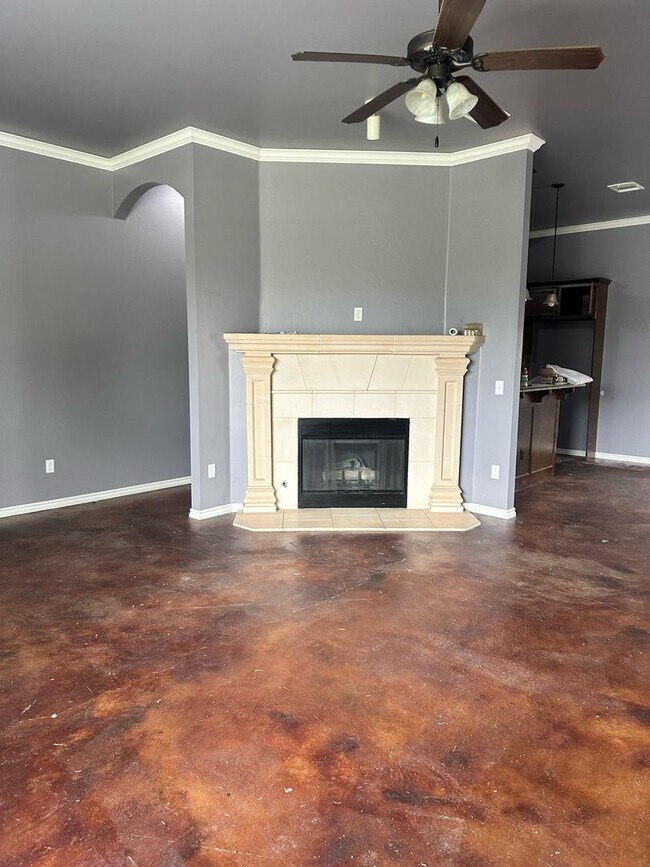 Building Photo - 4 BEDROOMS!  - First Month Free