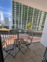 Building Photo - 1750 N Bayshore Dr