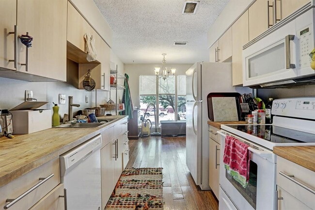 Building Photo - 8100 Sonnet Ave