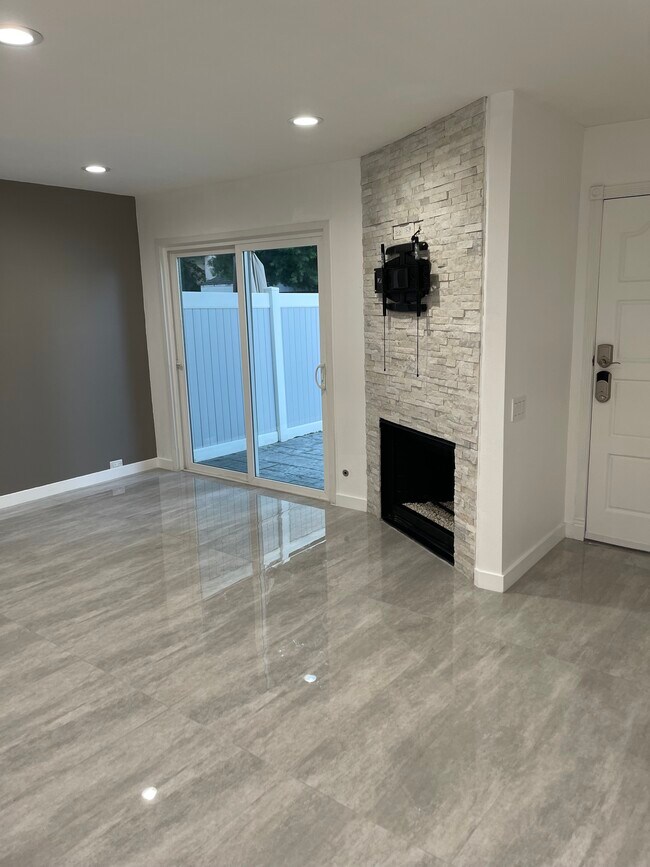 Foto del edificio - 8350 Burnet Ave