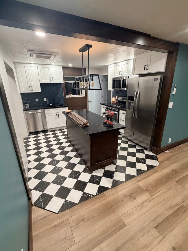 Building Photo - 360 N 300 W
