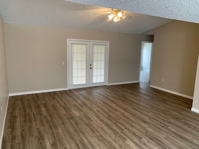 Building Photo - SHARP 4/2/2 SPRING HILL