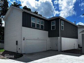 Building Photo - 312 Huisache St