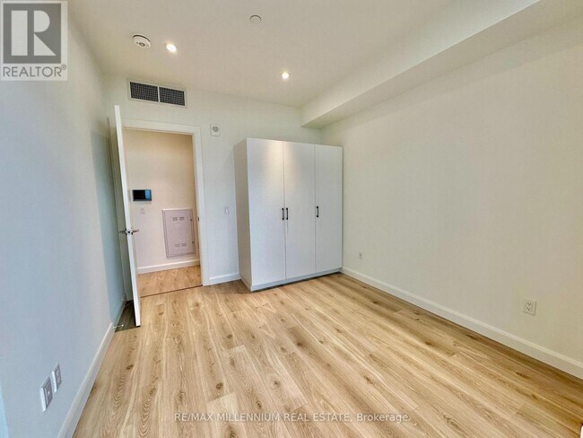 Photo du bâtiment - 741 King St W