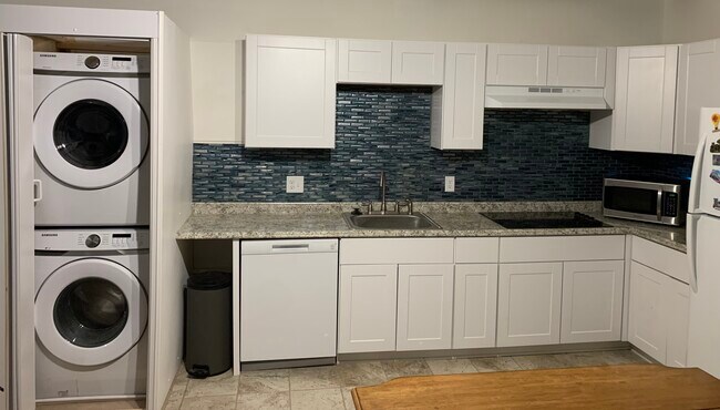 Lavadora/secadora privada en la unidad - 6260 Montarbor Dr