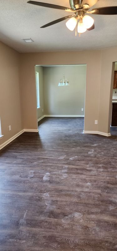 Foto del edificio - 5566 Kentwood Dr