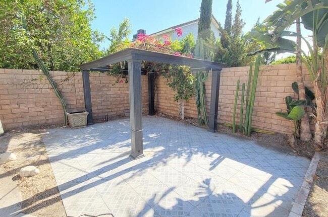 Building Photo - 6145 Shadyglade Ave