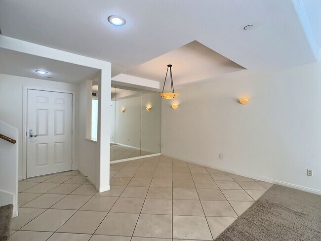 Foto del edificio - Paseo Plaza Condo For Rent in the Heart of...
