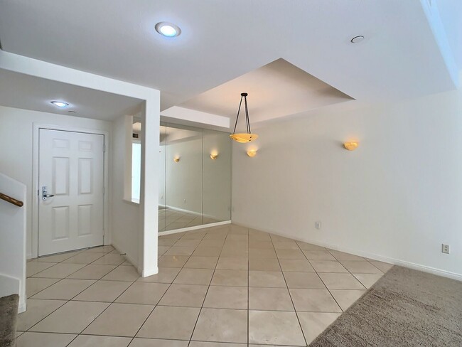 Building Photo - Paseo Plaza Condo For Rent in the Heart of...