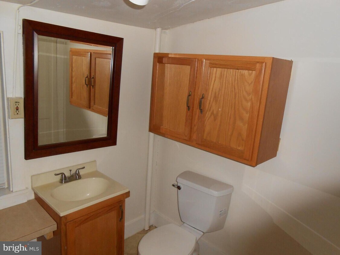 Building Photo - 222 E High St