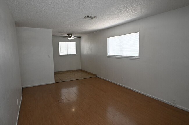 Building Photo - 2 Bedroom Apt- Downtown -  NO PETS