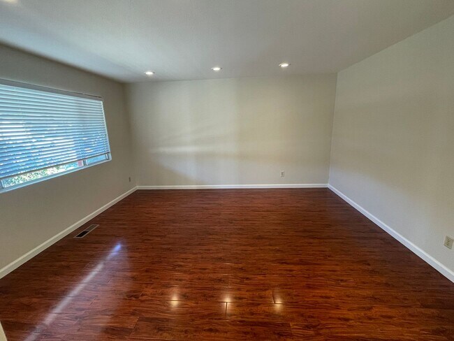 Foto del edificio - $3,590 - Charming 3-Bedroom Home in Quiet ...