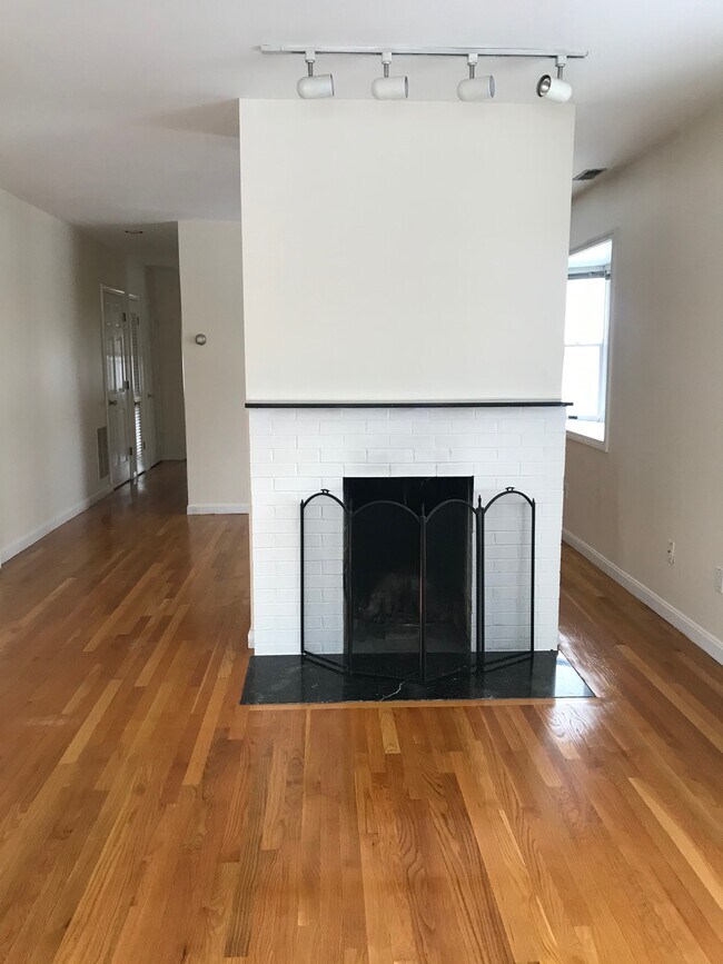 Chimenea en la sala de estar - 11 Bemis Rd