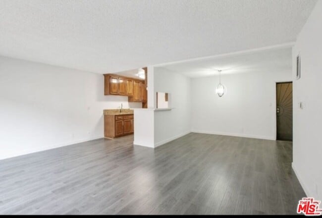 Building Photo - 855 Victor Ave