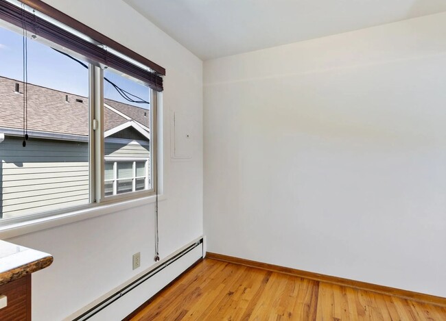 Building Photo - Amazing West Hills Condo!