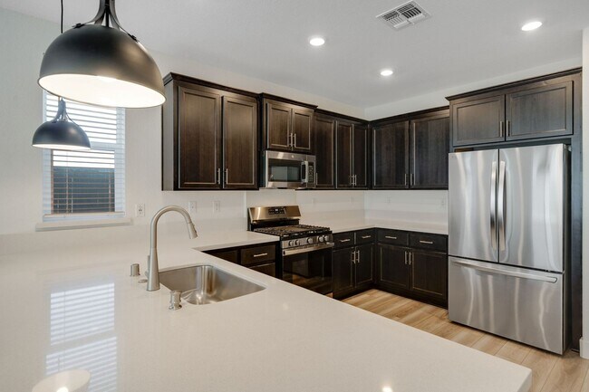 Foto del edificio - 2024-Built Sacramento Home with Modern Finishes & Private Backyard!