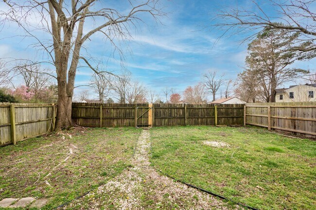 Building Photo - Adorable 3 bedroom 2 bath Ranch Home