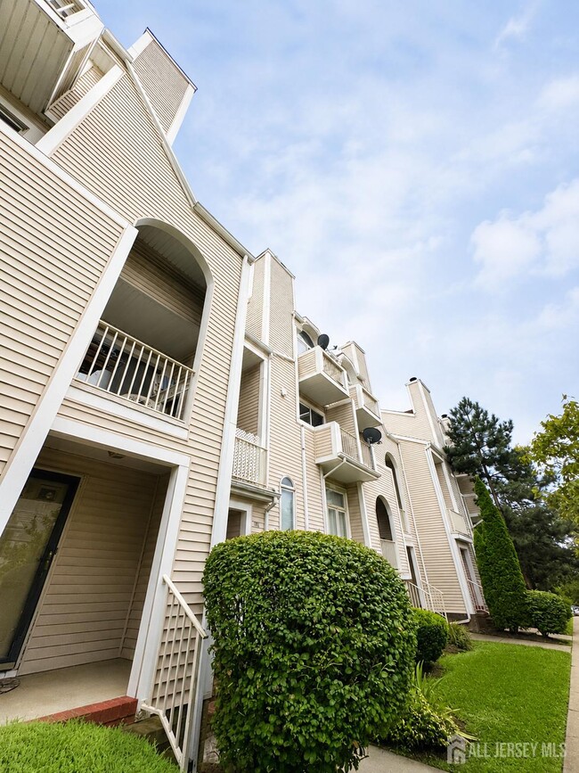 Building Photo - 410 Johnstone St