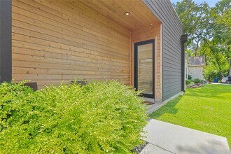 Building Photo - 1550 Ashway St