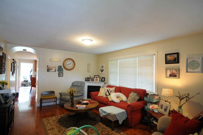 Foto del edificio - Quaint 3 Bedroom with Beautiful Yard