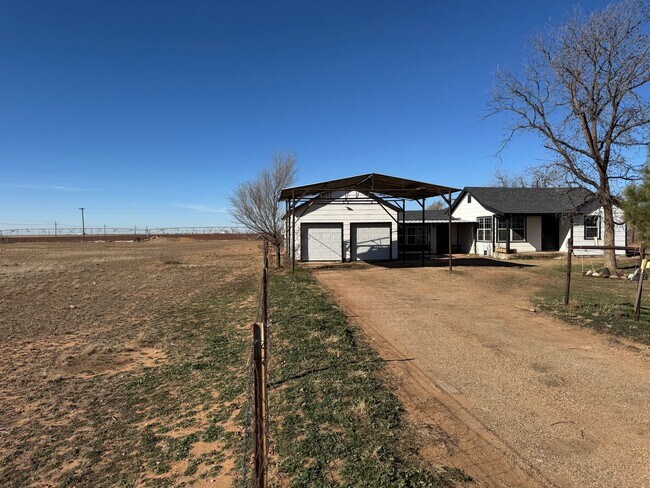 Foto del edificio - So Peaceful! Adorable Farmhouse 3/2/2 on almost 2 Acres with Bonus Room and Minutes from Buffalo ...