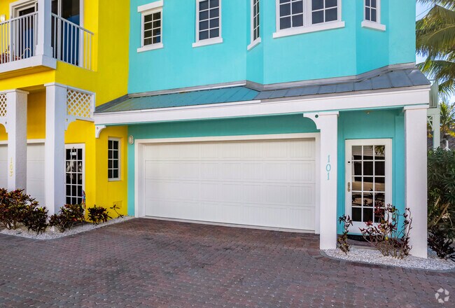 Entrada - South Beach Village