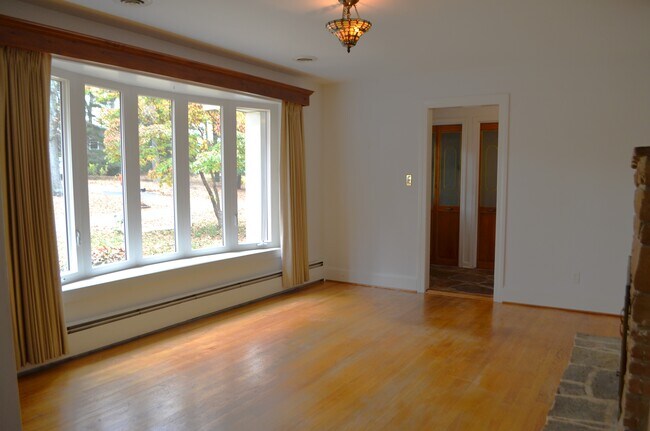 Sala de estar maravillosa luz natural - 45 Emerson Rd