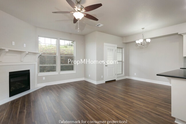 Building Photo - Stunning Craftsmanship In this Three Bedroom Townhome In Damascus!