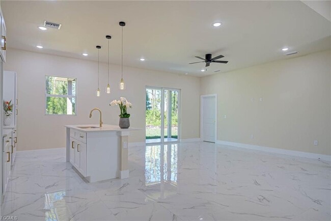 Foto del edificio - 3414 74th St W