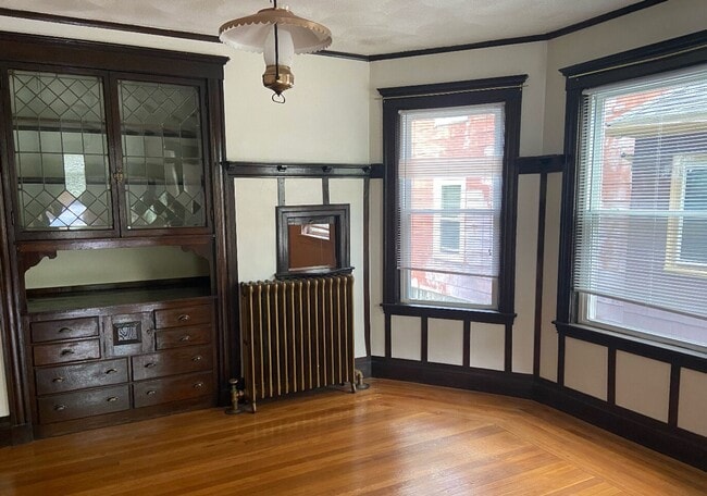 Building Photo - Spacious Victorian-style Apt w/ Laundry in...