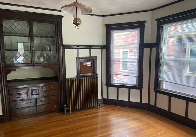 Foto del edificio - Spacious Victorian-style Apt w/ Laundry in...