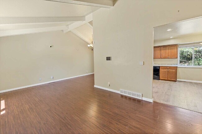 Foto del edificio - 3-Bedroom with A Flex Room Multi-Level Home with Fresh Paint, Refreshed Deck, and Multiple Living...