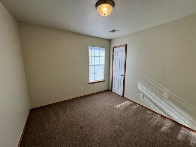 Building Photo - 3 bed in Moore schools new paint, ready fo...
