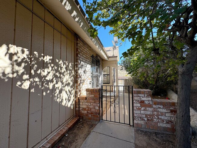 Building Photo - West El Paso 3bed/2Bath refrig A/C Home