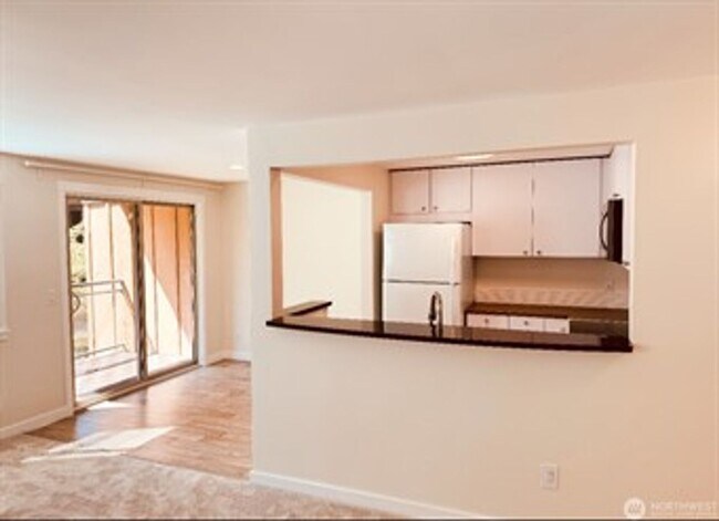 Building Photo - 2bd/1ba Kirkland Condo