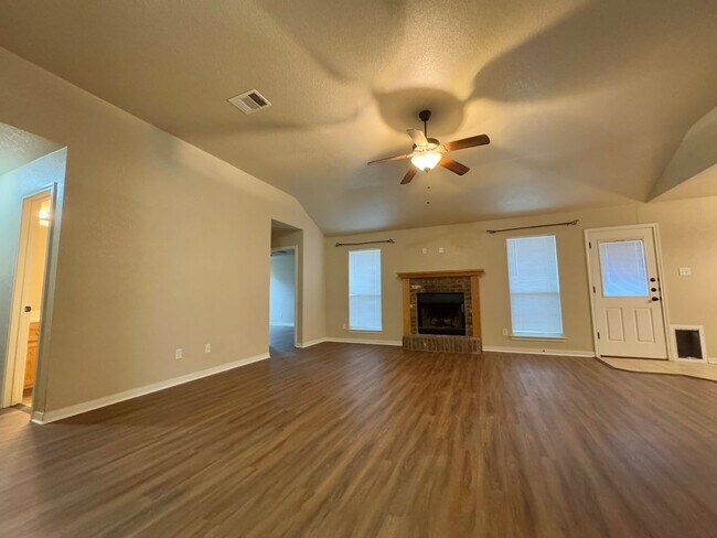 Foto del edificio - Modern 4-bedroom 2-bathroom home!  HOUSING...