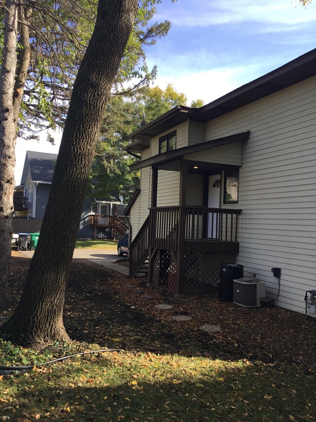 Side view main entry - 1093 County Road B2 W